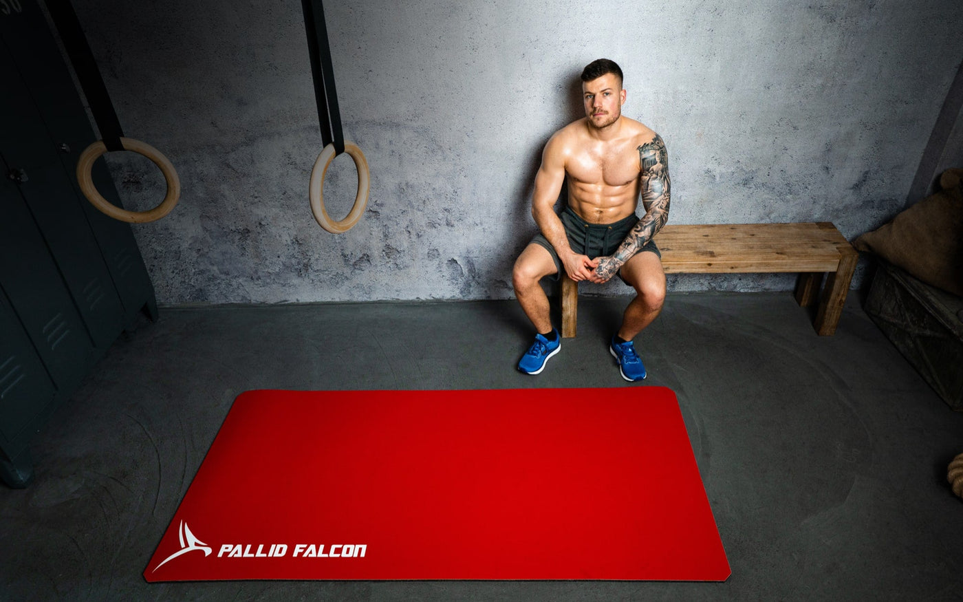 große gymnastikmatte von pallid falcon in rot mit sportlichem jungen mann für bodyweight und hiit