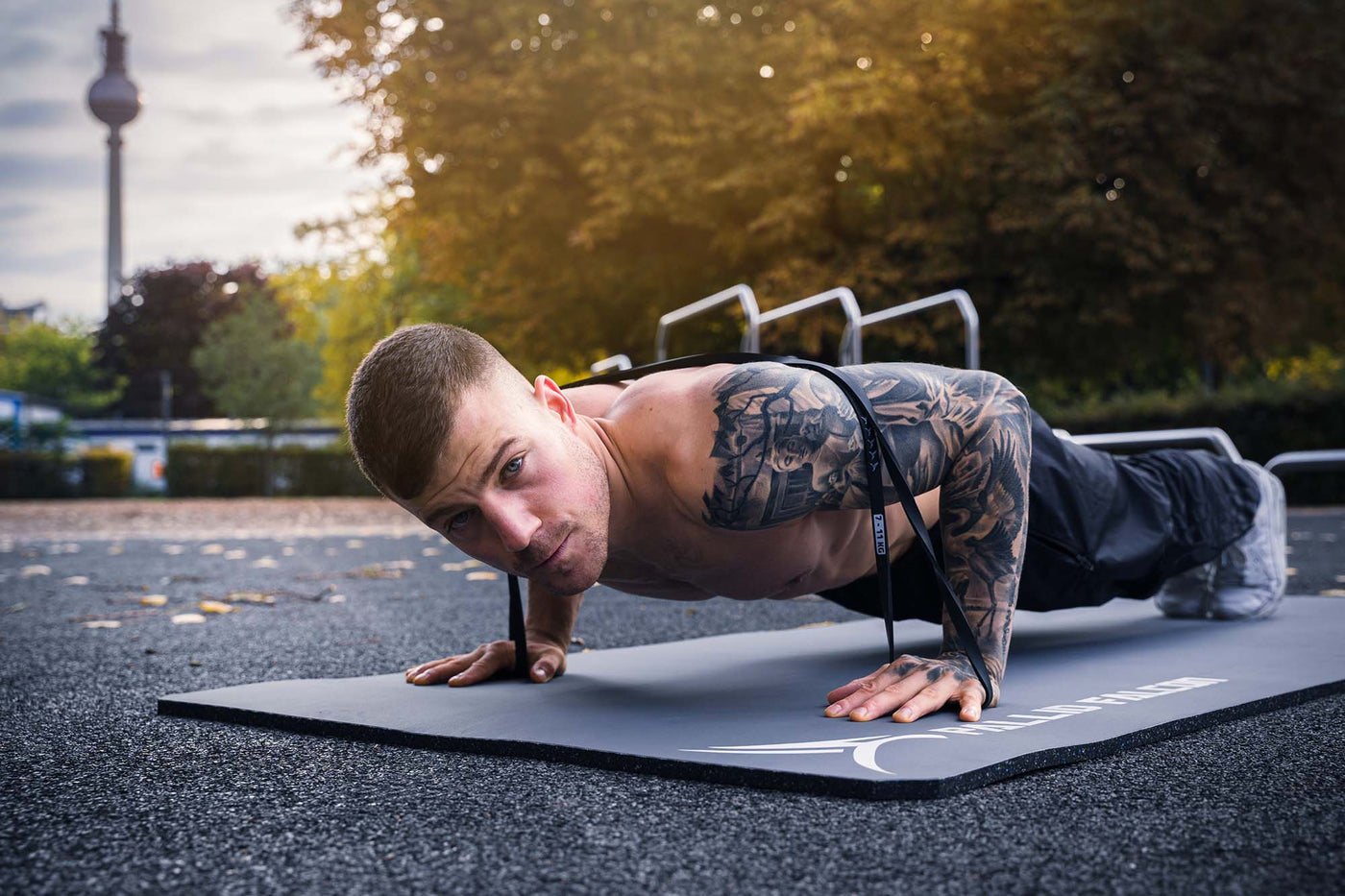 sportlicher mann liegestütz pallid falcon gymnastikmatte outdoor