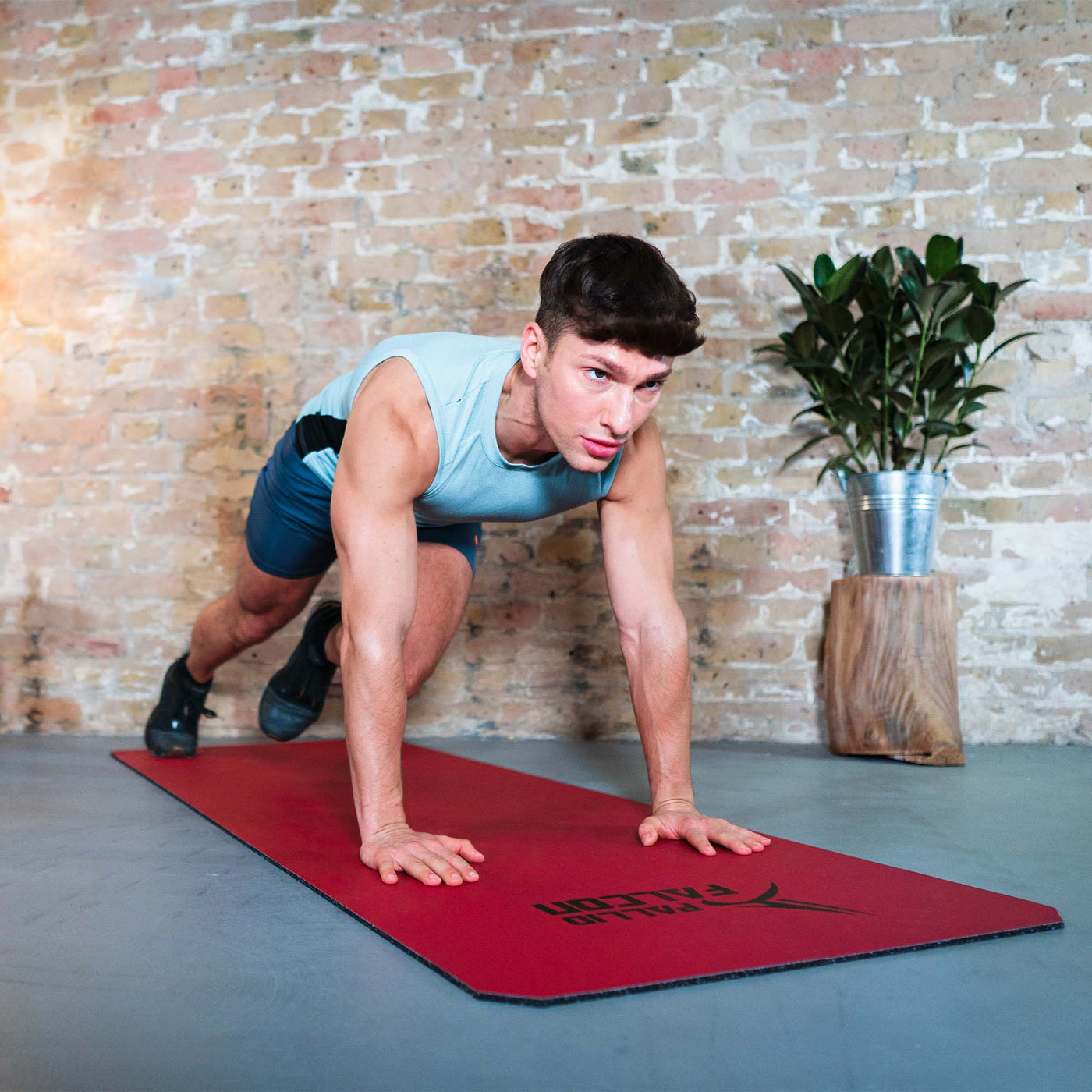 mann bodyweight training auf pallid falcon gymnastikmatte